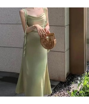 Elegantes schlankes Kleid mit quadratischem Ausschnitt und flatternden Trgern